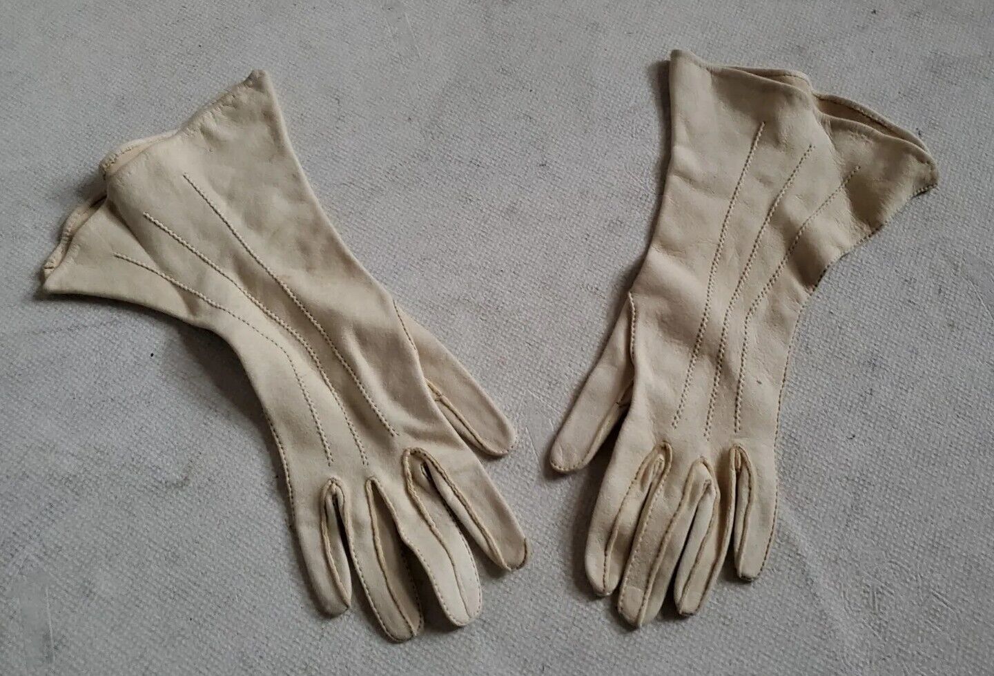 1950s Vintage Kid Leather Gloves Womens 6 1/4 Ivory Handsewn Mid Length